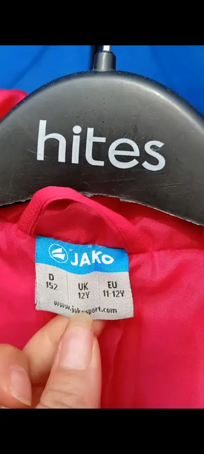 Chaqueta roja con logo deportivo - miniatura 2
