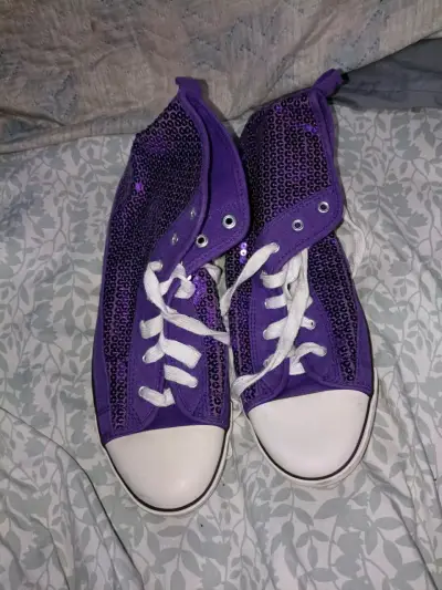 Zapatillas moradas con lentejuelas - miniatura 1