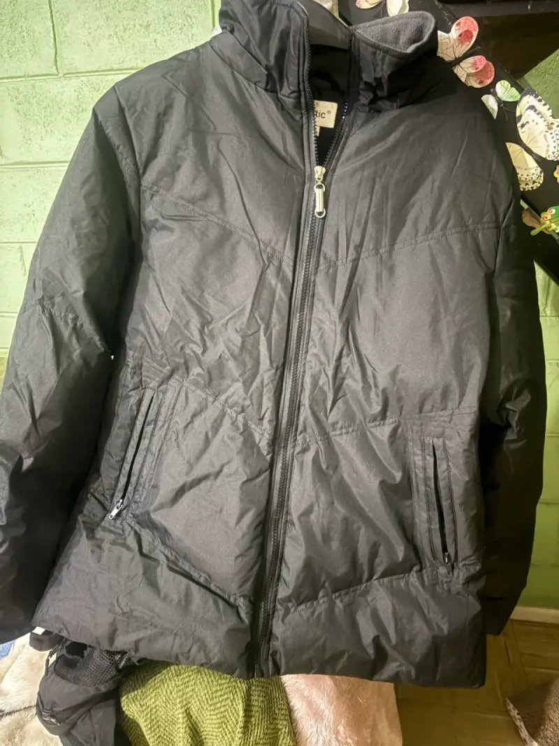 Chaqueta negra acolchada
