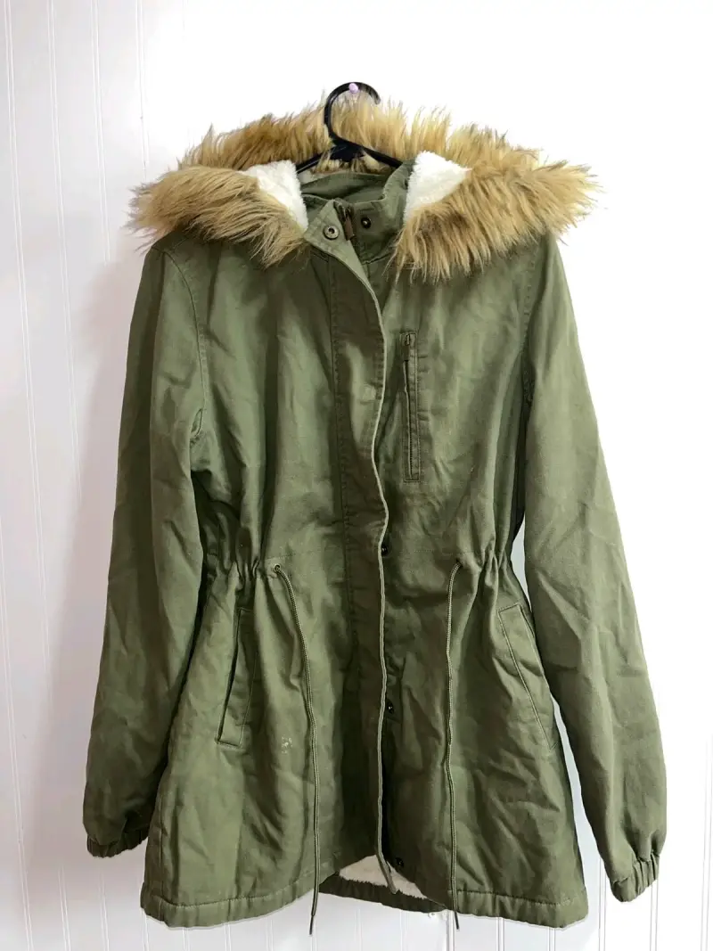 Parka verde con capucha de piel
