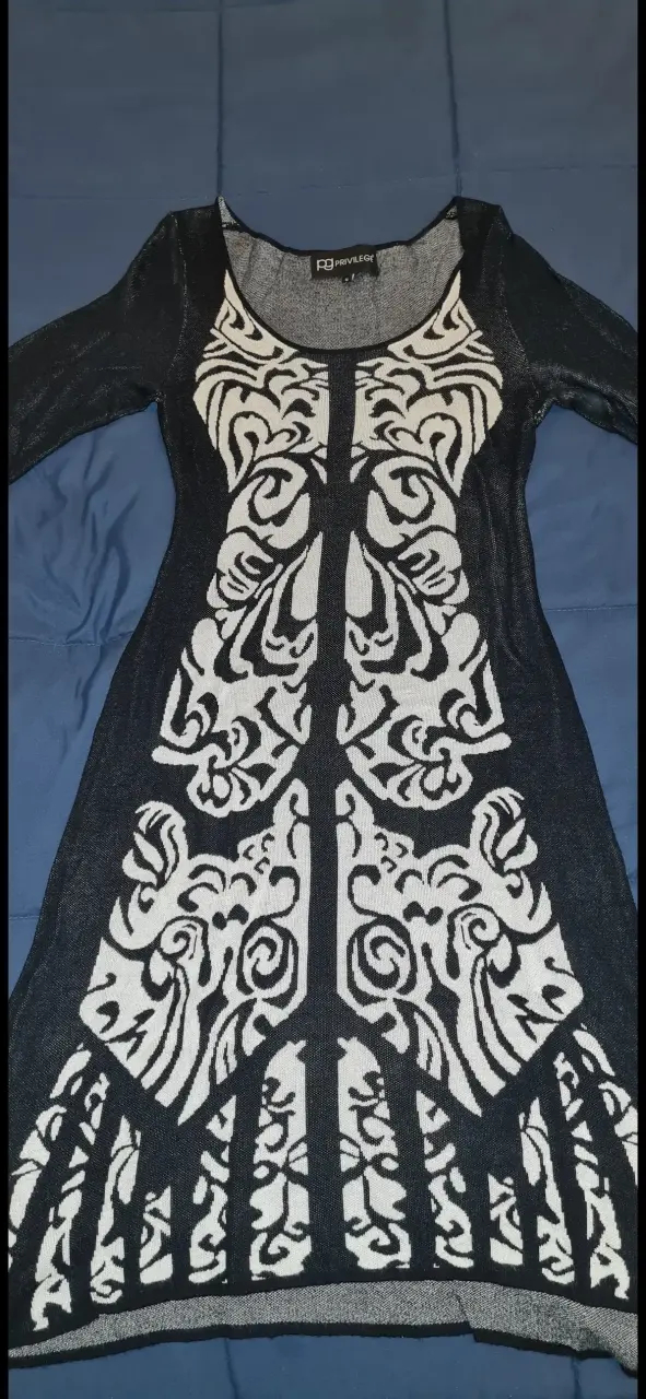 Vestido negro con diseño estampado - 1