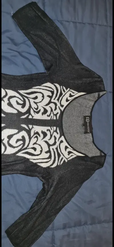 Vestido negro con diseño estampado - miniatura 2
