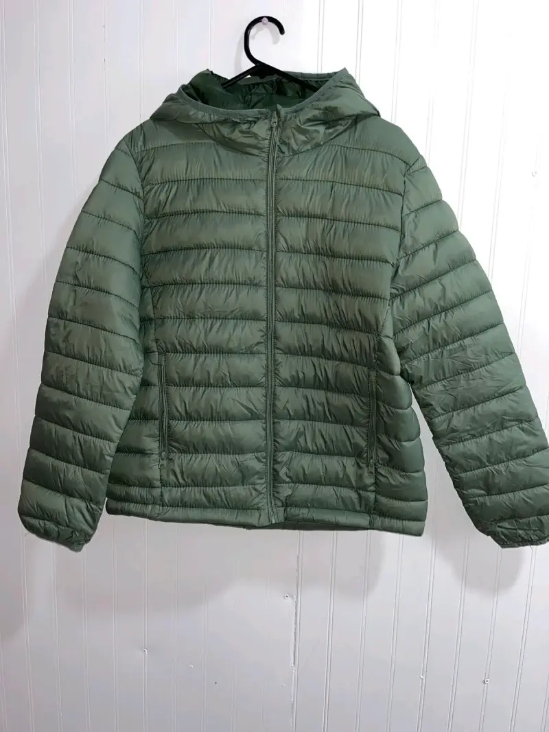 Chaqueta verde acolchada con capucha