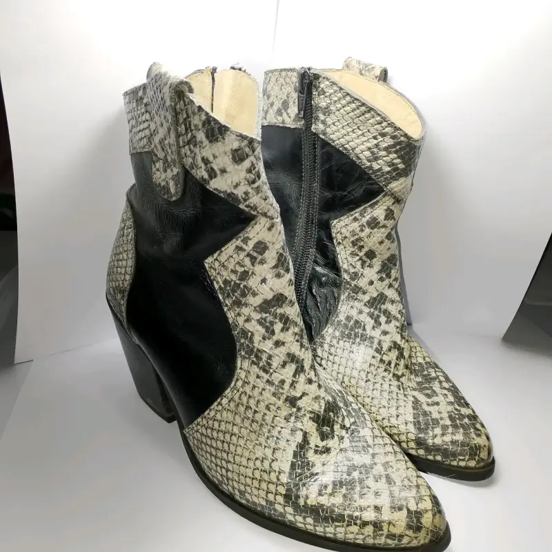 Botines de cuero estilo serpiente - 1