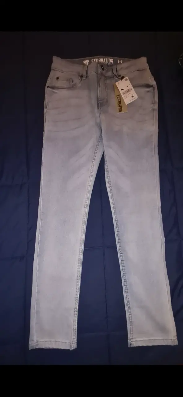 Jeans gris claro con etiqueta