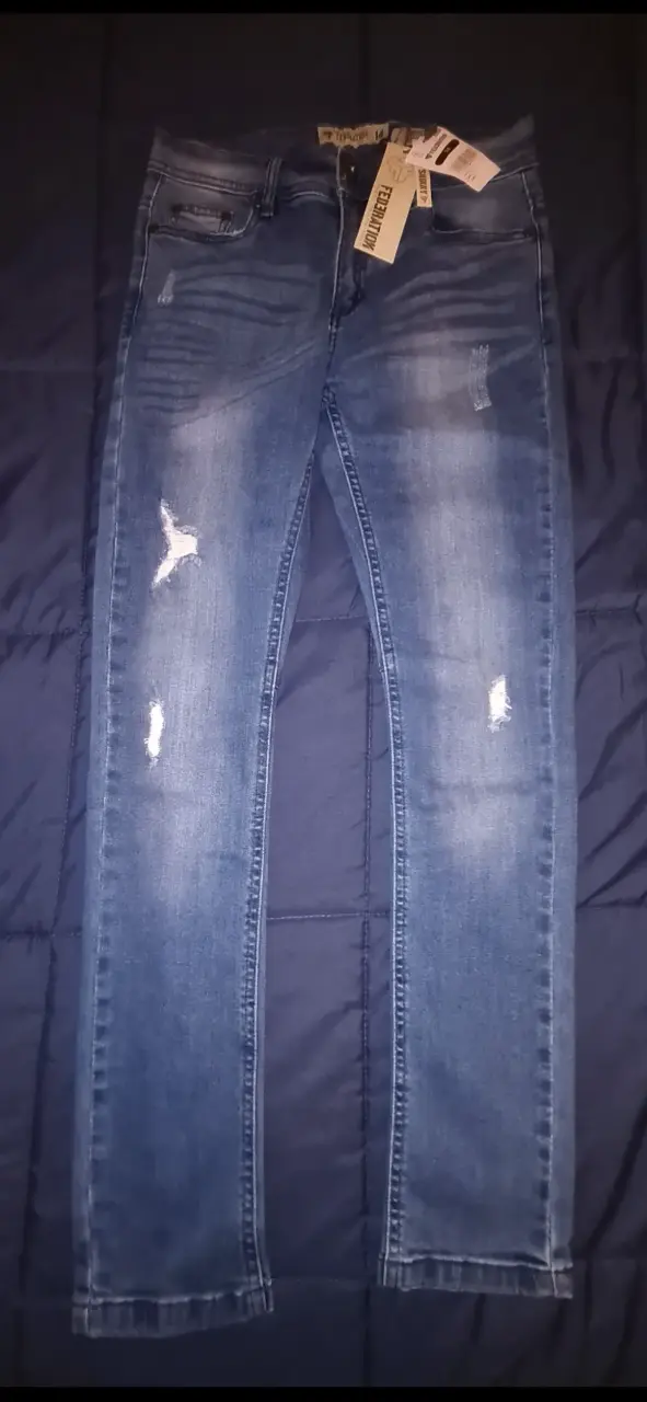 Jeans azules con detalles desgastados