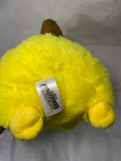 Peluche detective amarillo Pikachu - miniatura 2