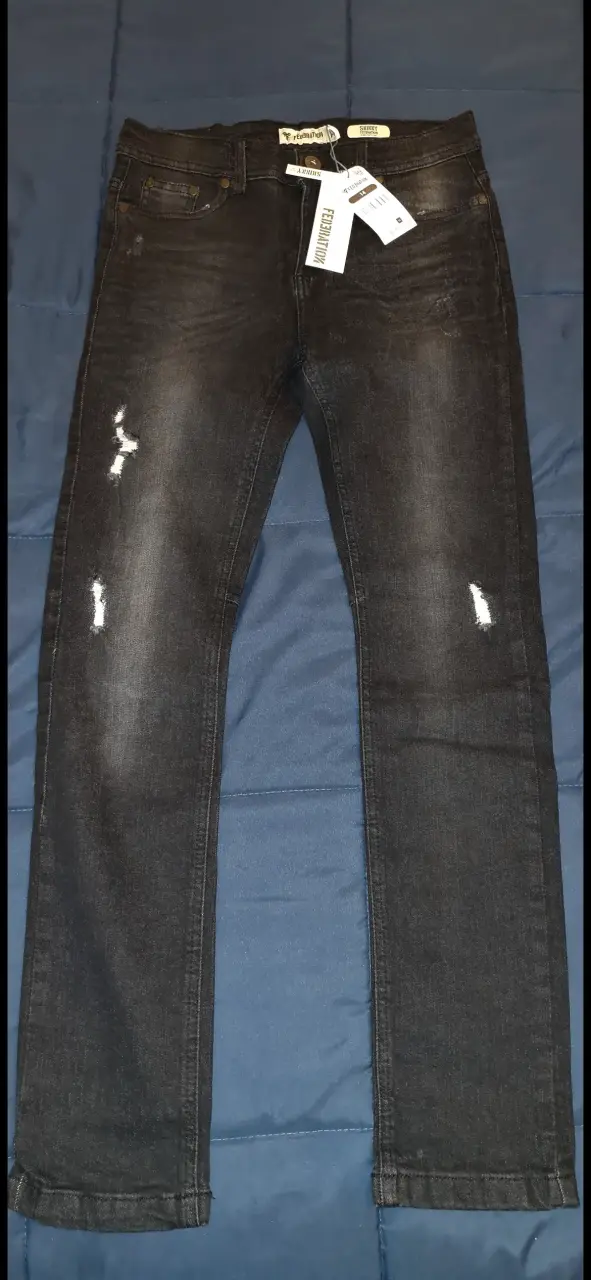 Jeans oscuros skinny rasgados