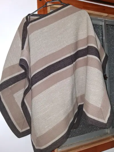Poncho tejido a rayas beige - miniatura 1