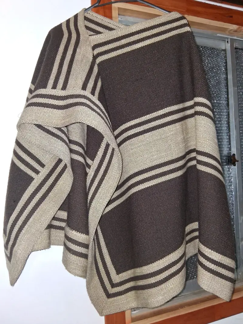 Poncho tejido a rayas beige - 2