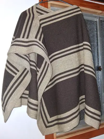 Poncho tejido a rayas beige - miniatura 2