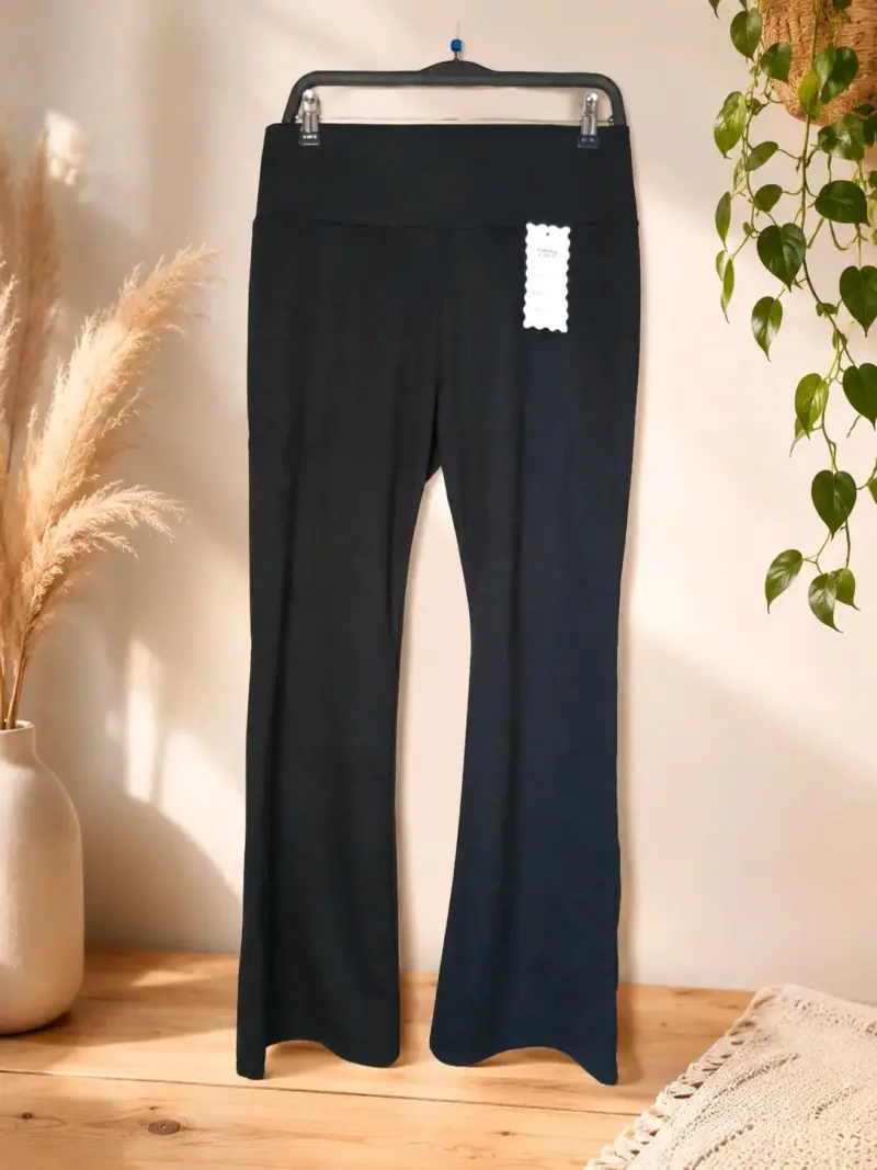 Pantalones negros acampanados