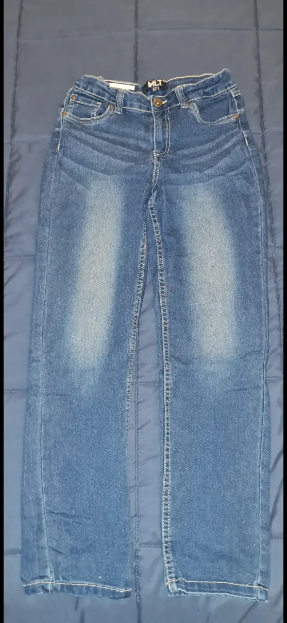 Jeans azul con desgaste leve
