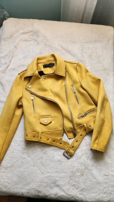 Chaqueta amarilla de cuero sintético - miniatura 1