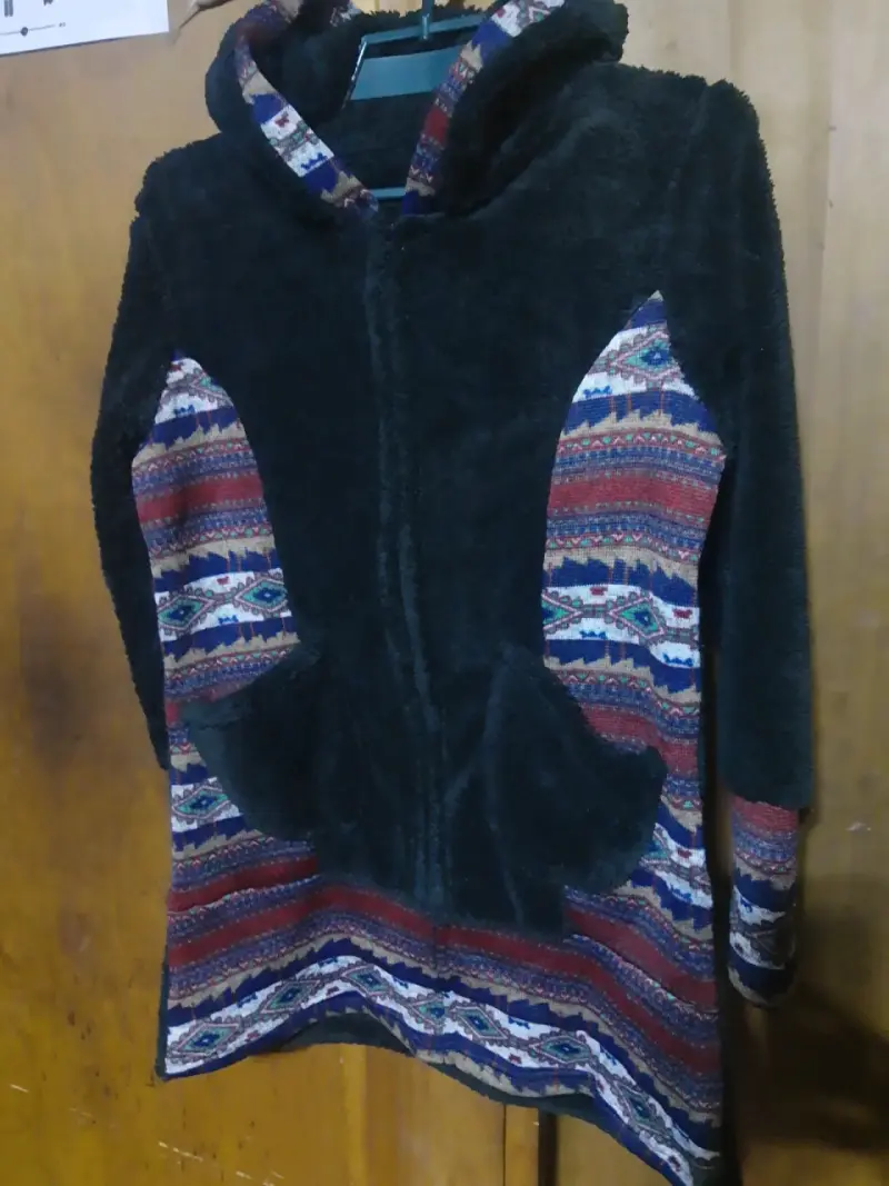 Abrigo con capucha y diseño étnico