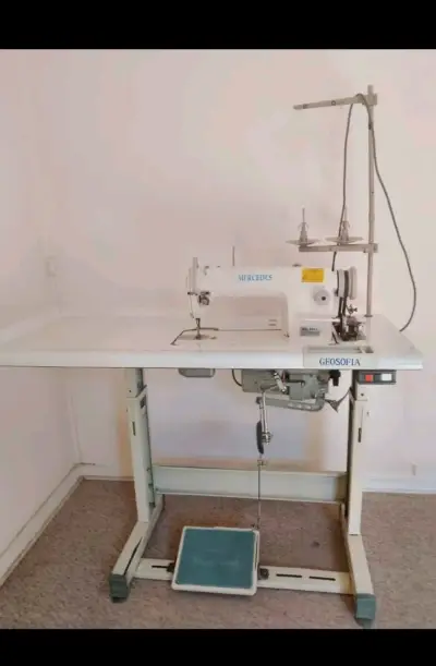Máquina de coser industrial Mercedes - miniatura 1