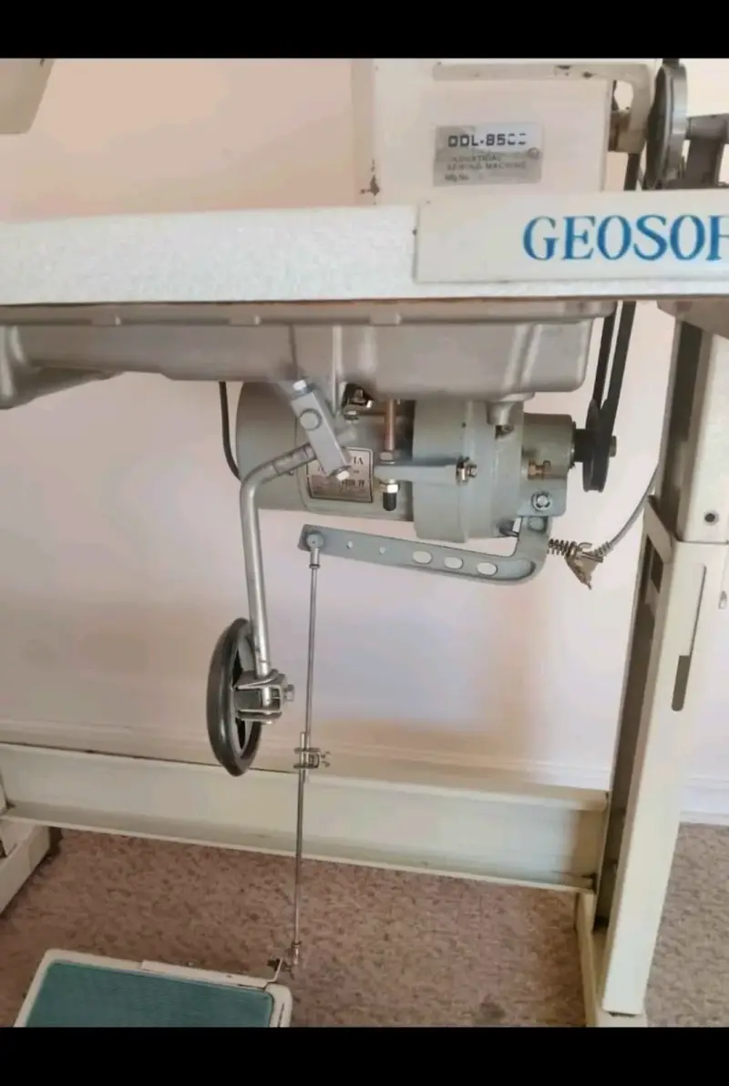 Máquina de coser industrial Mercedes - 4