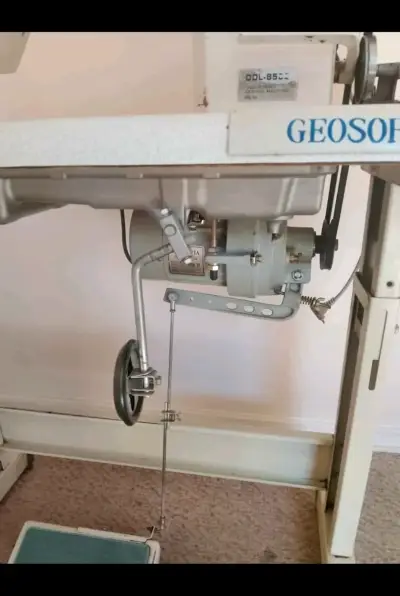 Máquina de coser industrial Mercedes - miniatura 4
