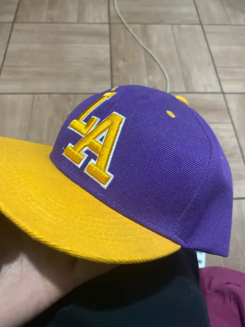 Gorra morada y amarilla LA - 1