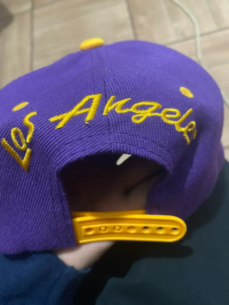 Gorra morada y amarilla LA - 2