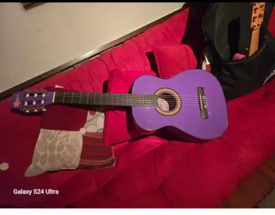 Guitarra acústica morada - miniatura 1