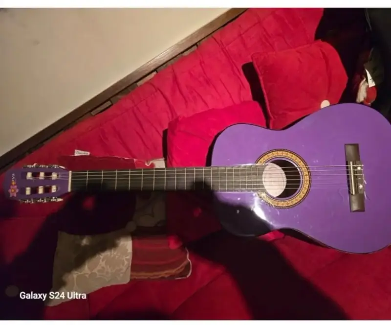 Guitarra acústica morada - 3