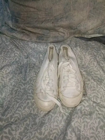 Zapatillas blancas usadas - miniatura 1