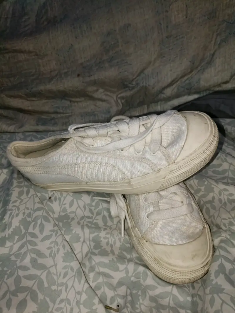 Zapatillas blancas usadas - 2