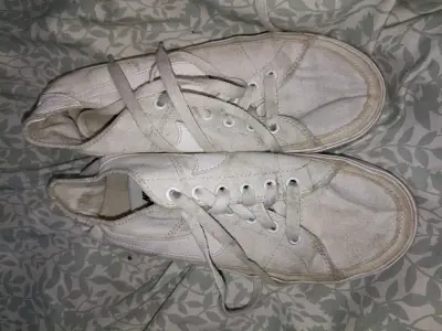 Zapatillas blancas usadas - miniatura 1