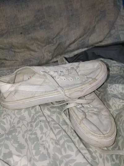 Zapatillas blancas usadas - miniatura 2