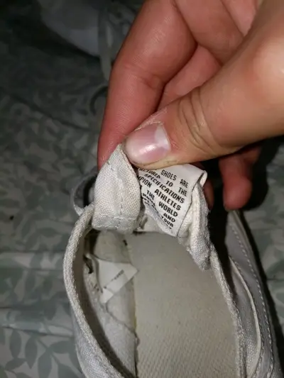 Zapatillas blancas usadas - miniatura 3