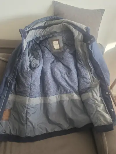 Chaqueta azul con capucha - miniatura 2
