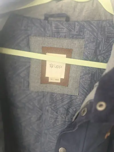 Chaqueta azul con capucha - miniatura 4