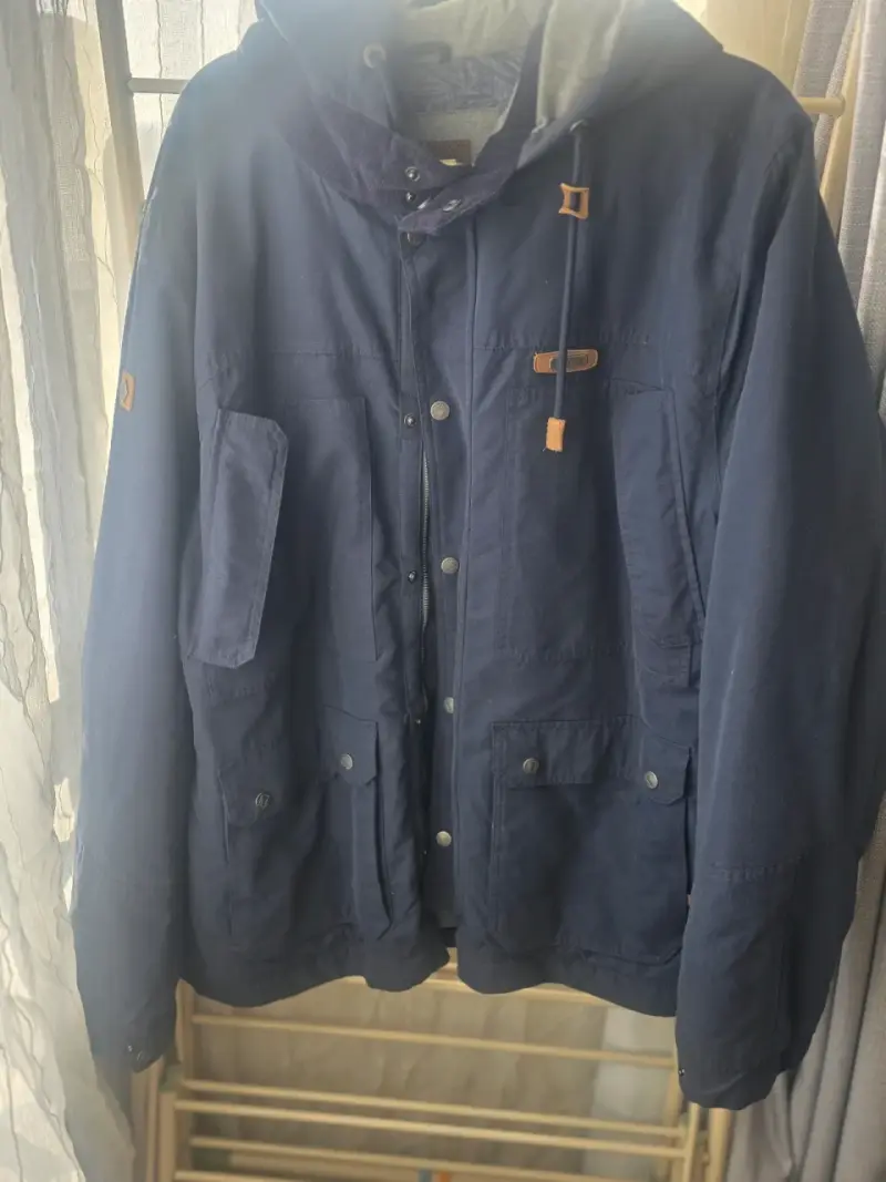 Chaqueta azul con capucha - 6
