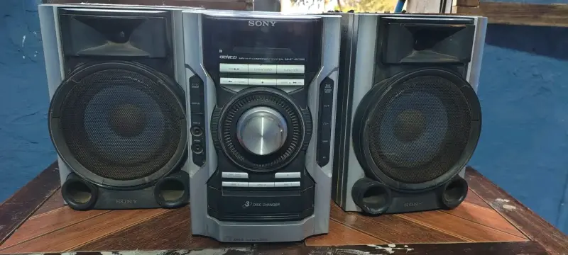 Sistema de sonido Sony con parlantes