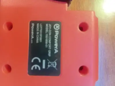 Soporte rojo para control - miniatura 3