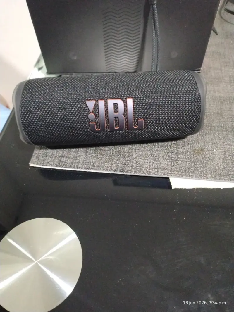 Parlante JBL portátil negro - 1