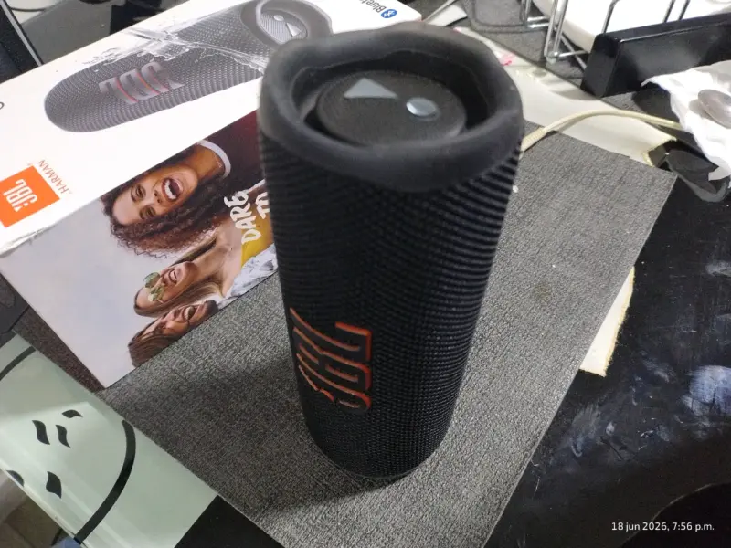 Parlante JBL portátil negro - 6