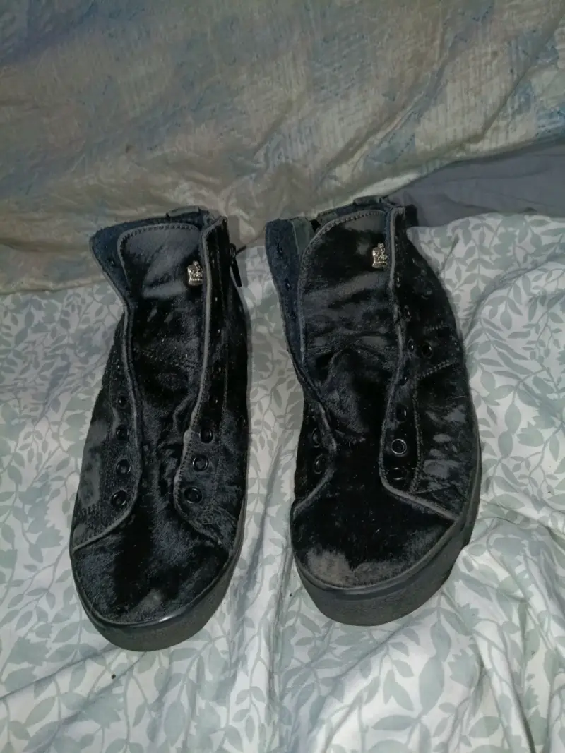Zapatillas negras de peluche - 1