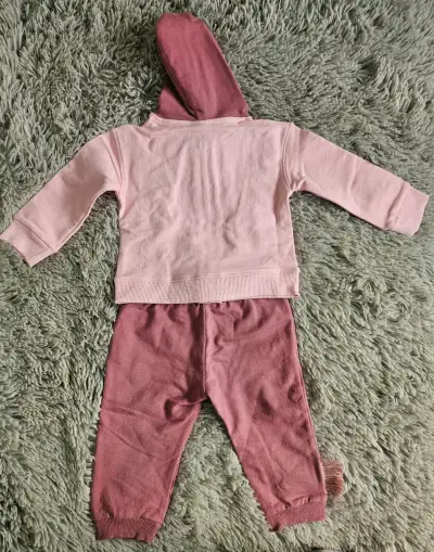 Conjunto infantil rosa con capucha - miniatura 2
