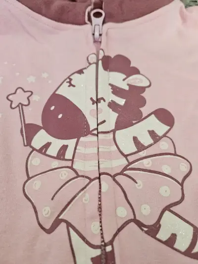 Conjunto infantil rosa con capucha - miniatura 3