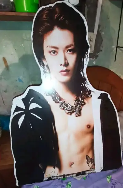 Figura de cartón de Yuta NCT - miniatura 2