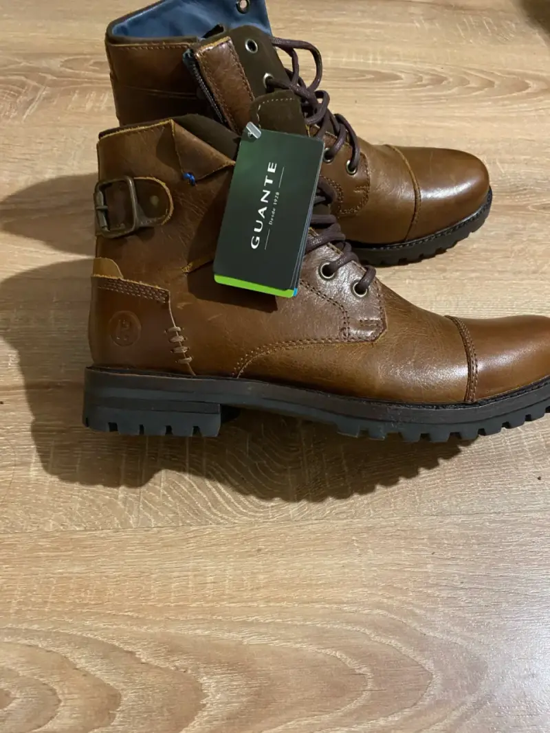 Botas de cuero marrón con etiqueta, número 40. - 1