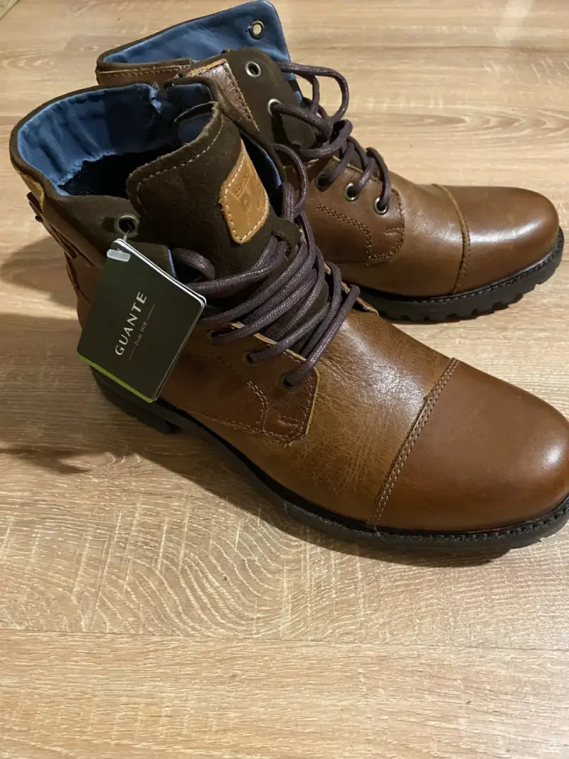 Botas de cuero marrón con etiqueta, número 40. - 2