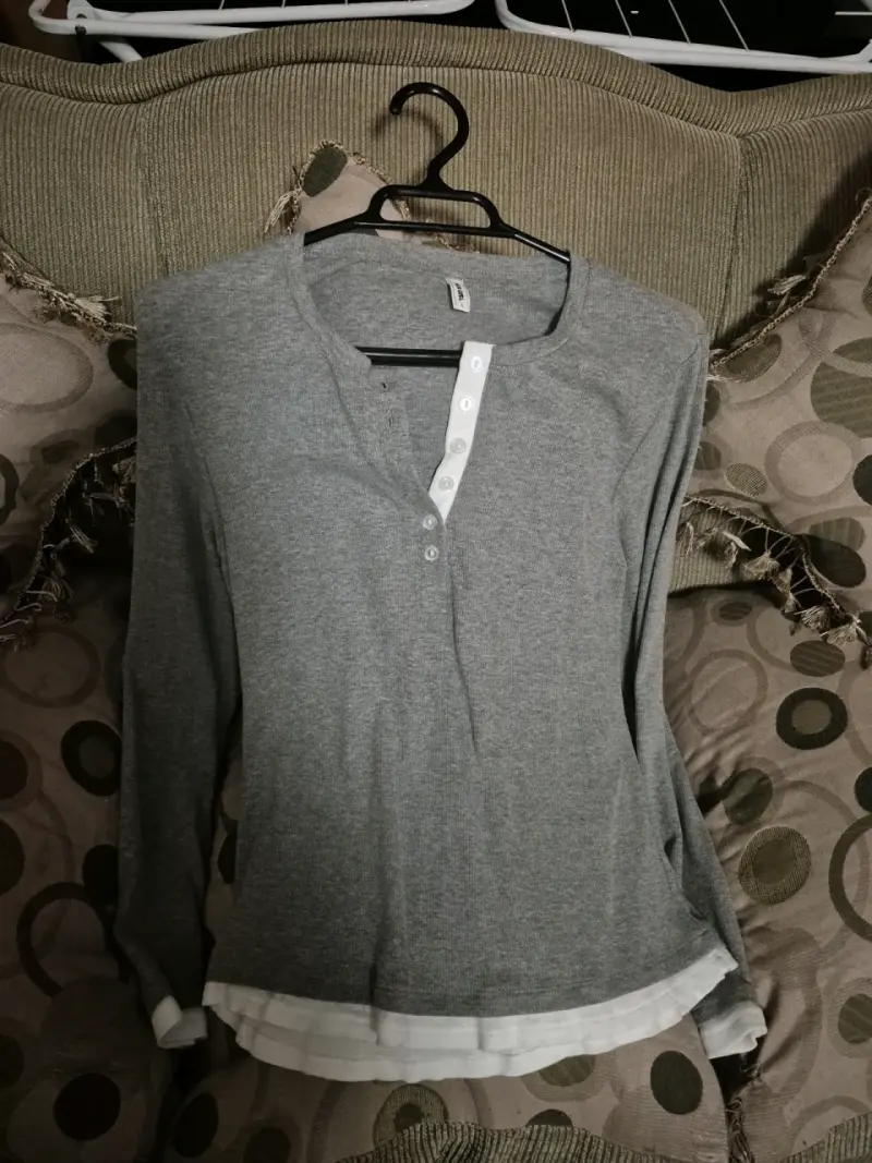 Sweater gris con botones contrastantes