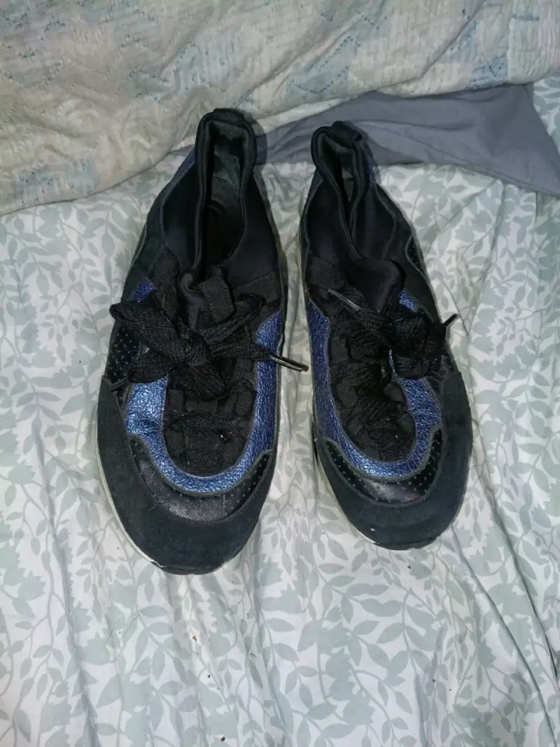 Zapatillas deportivas negras y azules - 1