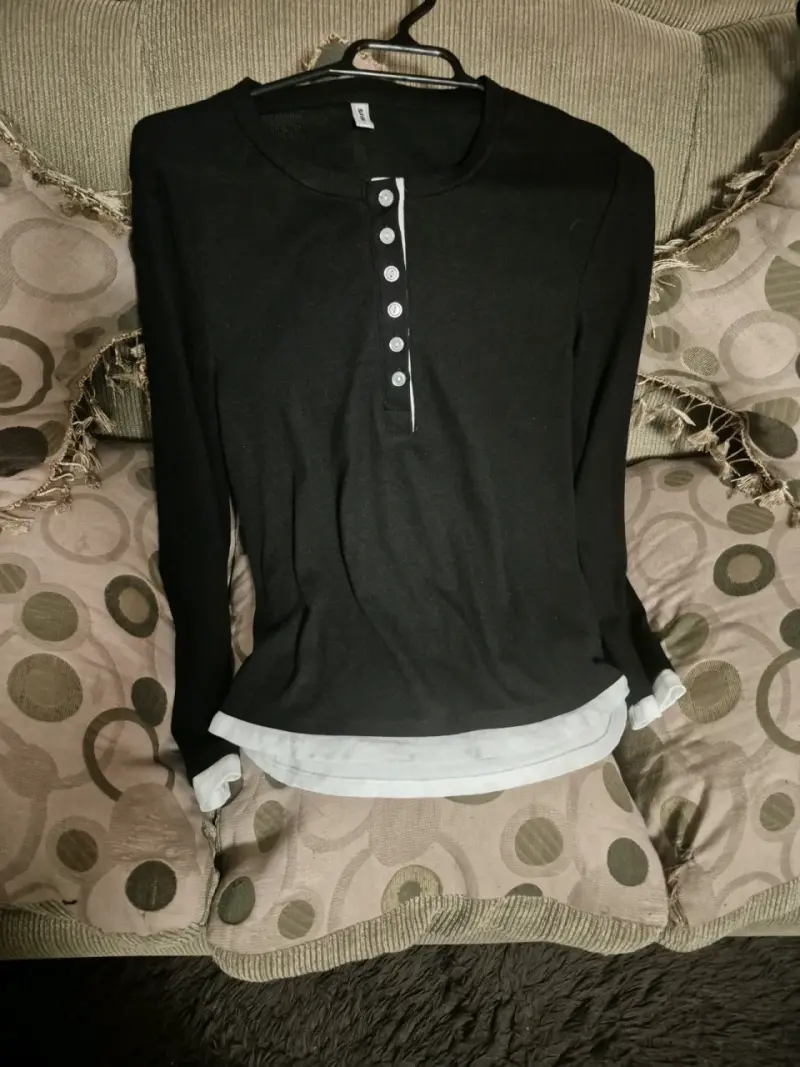 Polera negra botones