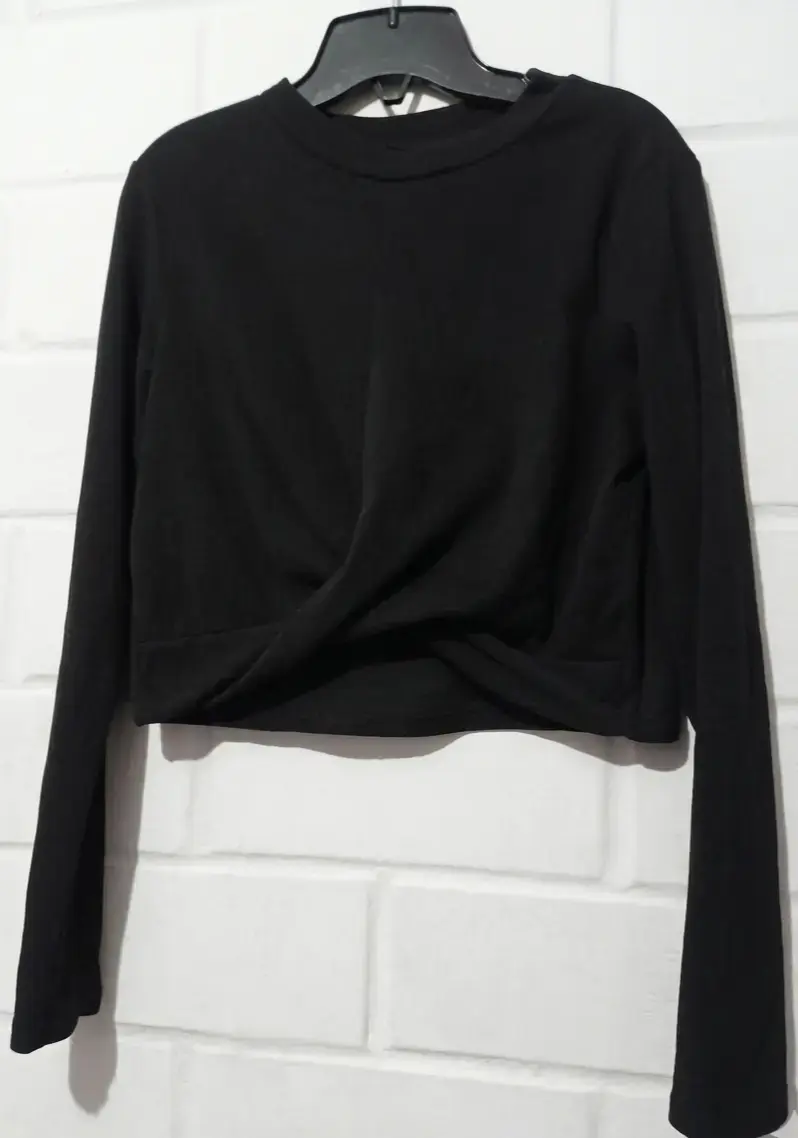 Polera negra de manga larga