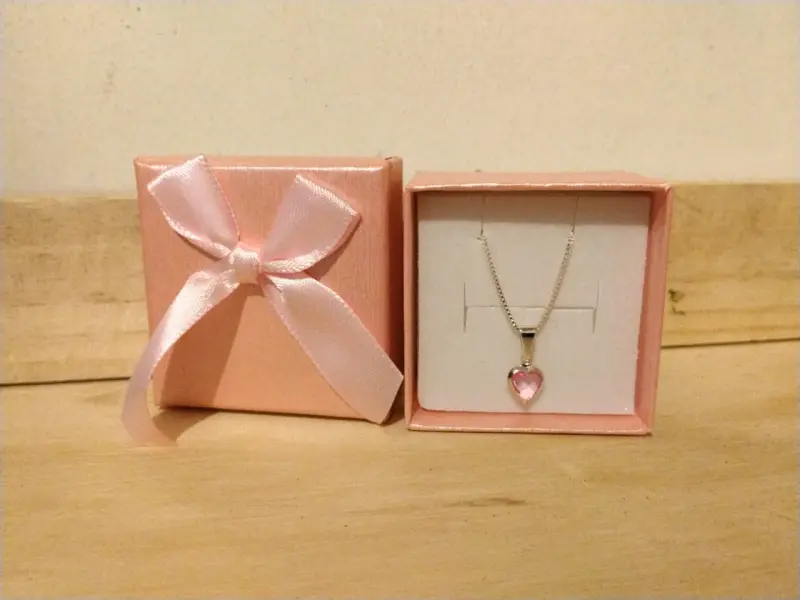 Collar con dije de corazón rosa - 1