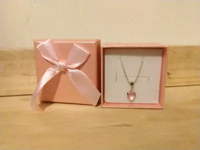 Collar con dije de corazón rosa - miniatura 1